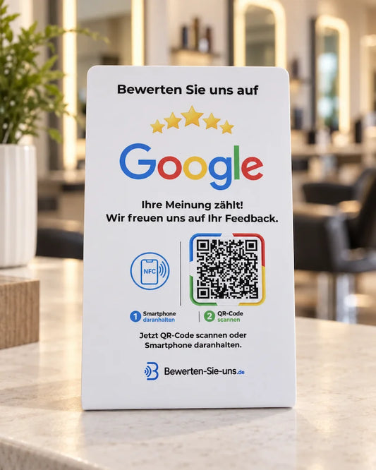 Weißer Aufsteller für Google-Bewertungen mit NFC und QR-Code auf einem Empfangstresen im Friseursalon.